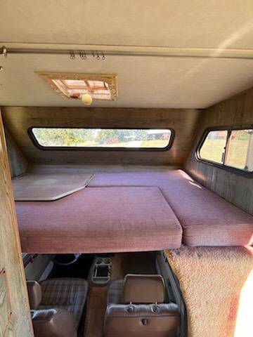 Toyota-camper-4x2-1985-white-14