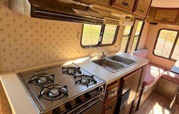 Toyota-camper-4x2-1985-white-16