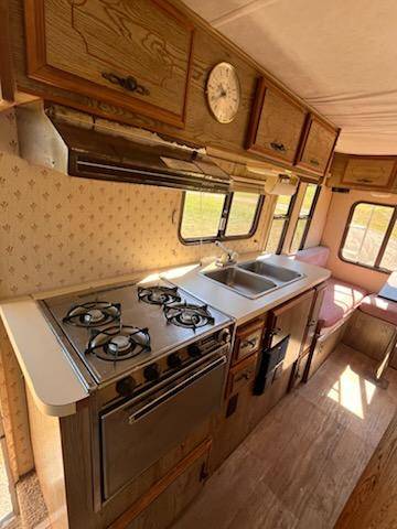 Toyota-camper-4x2-1985-white-16