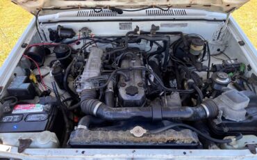 Toyota-camper-4x2-1985-white-17