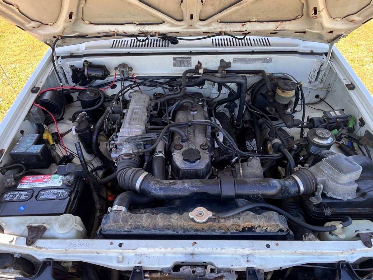 Toyota-camper-4x2-1985-white-17
