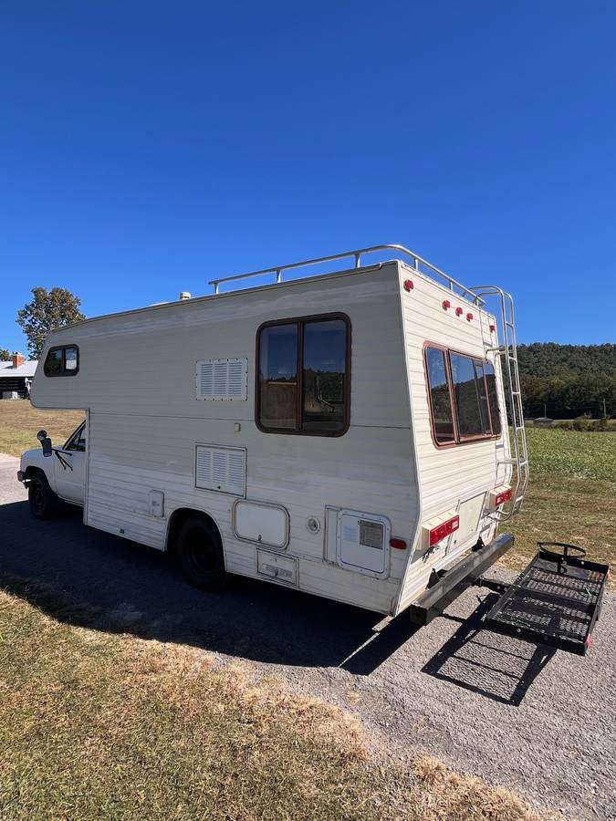 Toyota-camper-4x2-1985-white-3