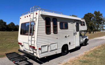 Toyota-camper-4x2-1985-white-4