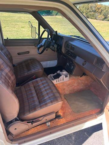 Toyota-camper-4x2-1985-white-6