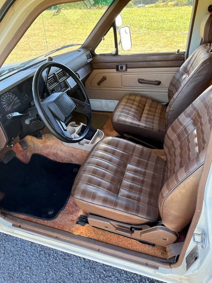 Toyota-camper-4x2-1985-white-7