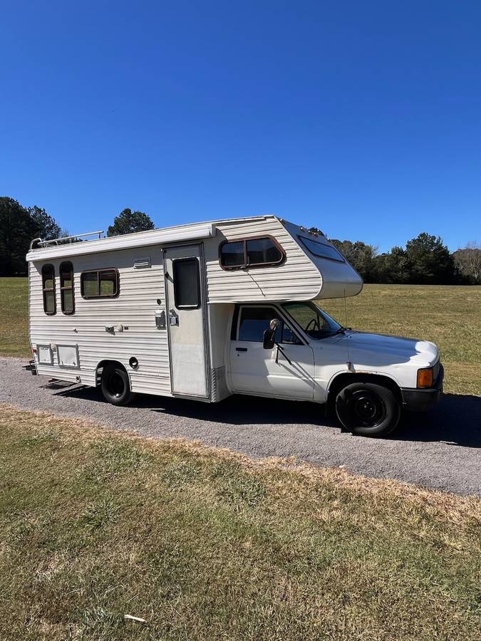 Toyota-camper-4x2-1985-white-8
