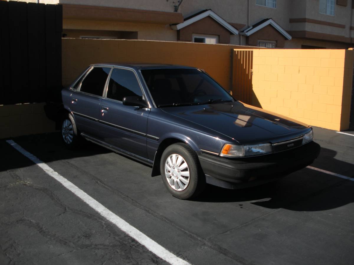 Toyota-camry-1990-blue