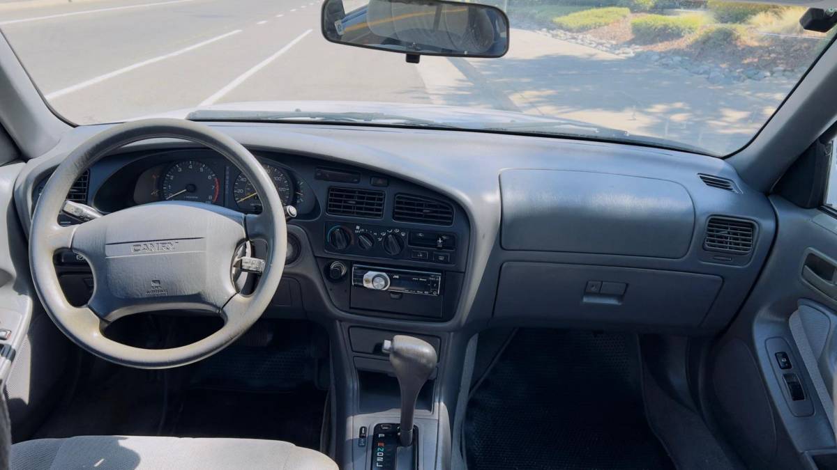 Toyota-camry-se-1996-white-15