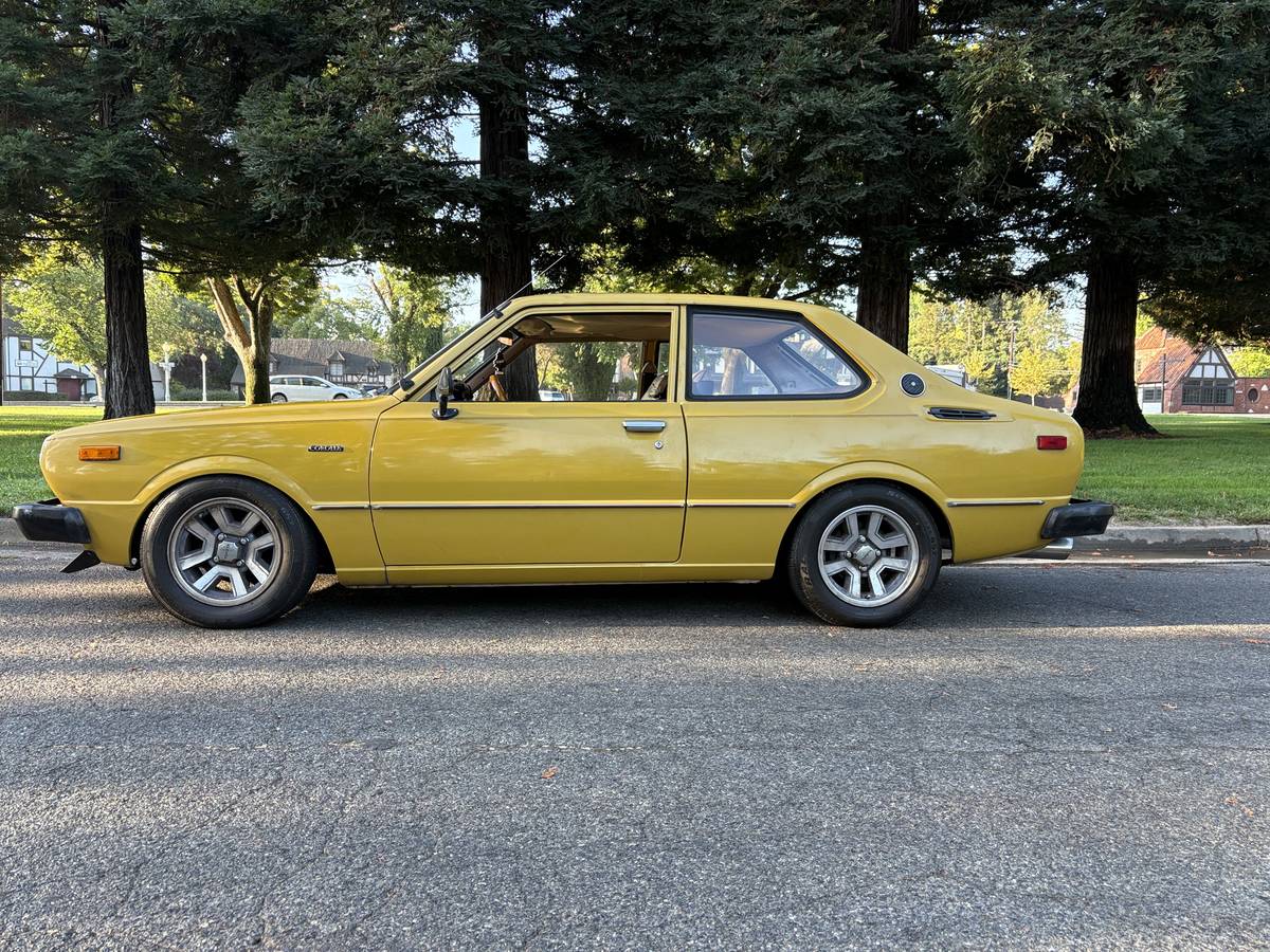 Toyota-corolla-1977-yellow