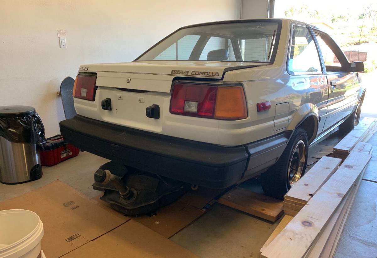 Toyota-corolla-1984-white-2