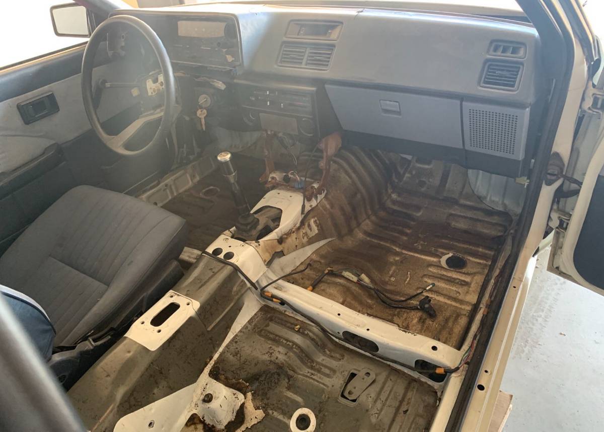 Toyota-corolla-1984-white-3