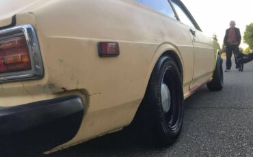 Toyota-corolla-liftback-1977-yellow-17