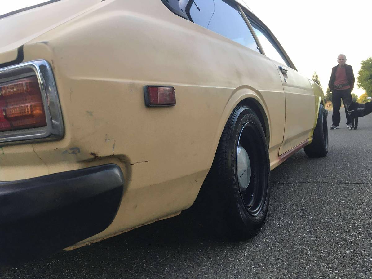Toyota-corolla-liftback-1977-yellow-17