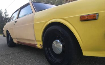 Toyota-corolla-liftback-1977-yellow-18