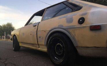 Toyota-corolla-liftback-1977-yellow-3