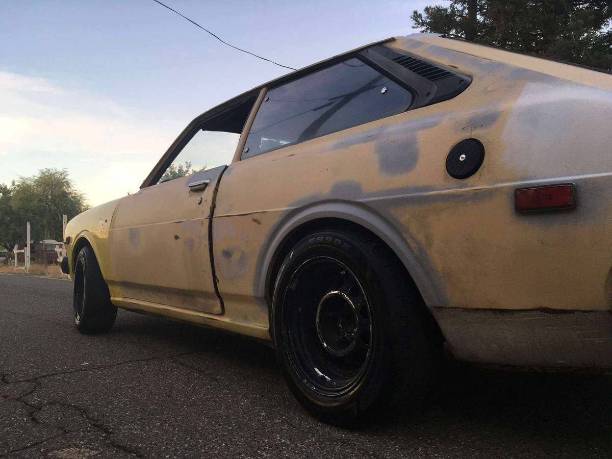 Toyota-corolla-liftback-1977-yellow-3