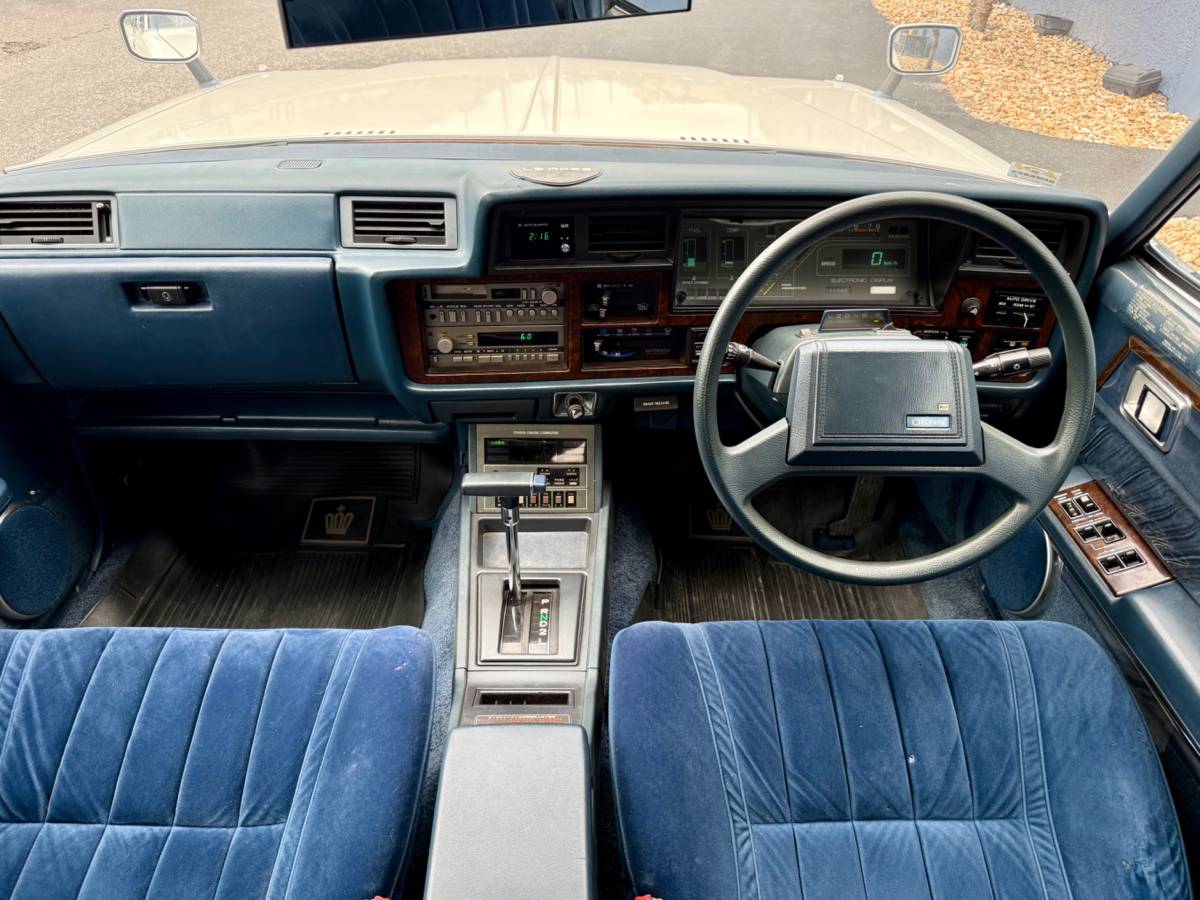 Toyota-crown-diesel-1982-white-11