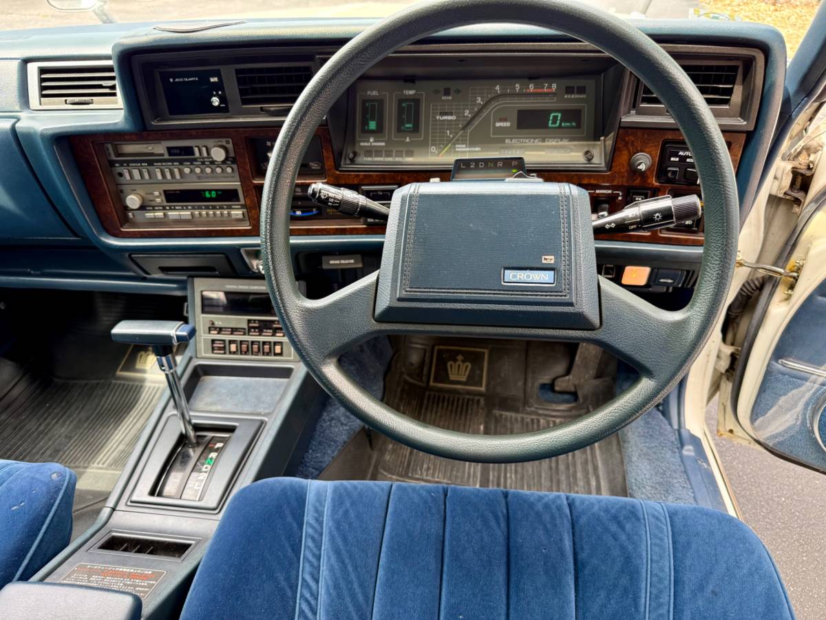 Toyota-crown-diesel-1982-white-12