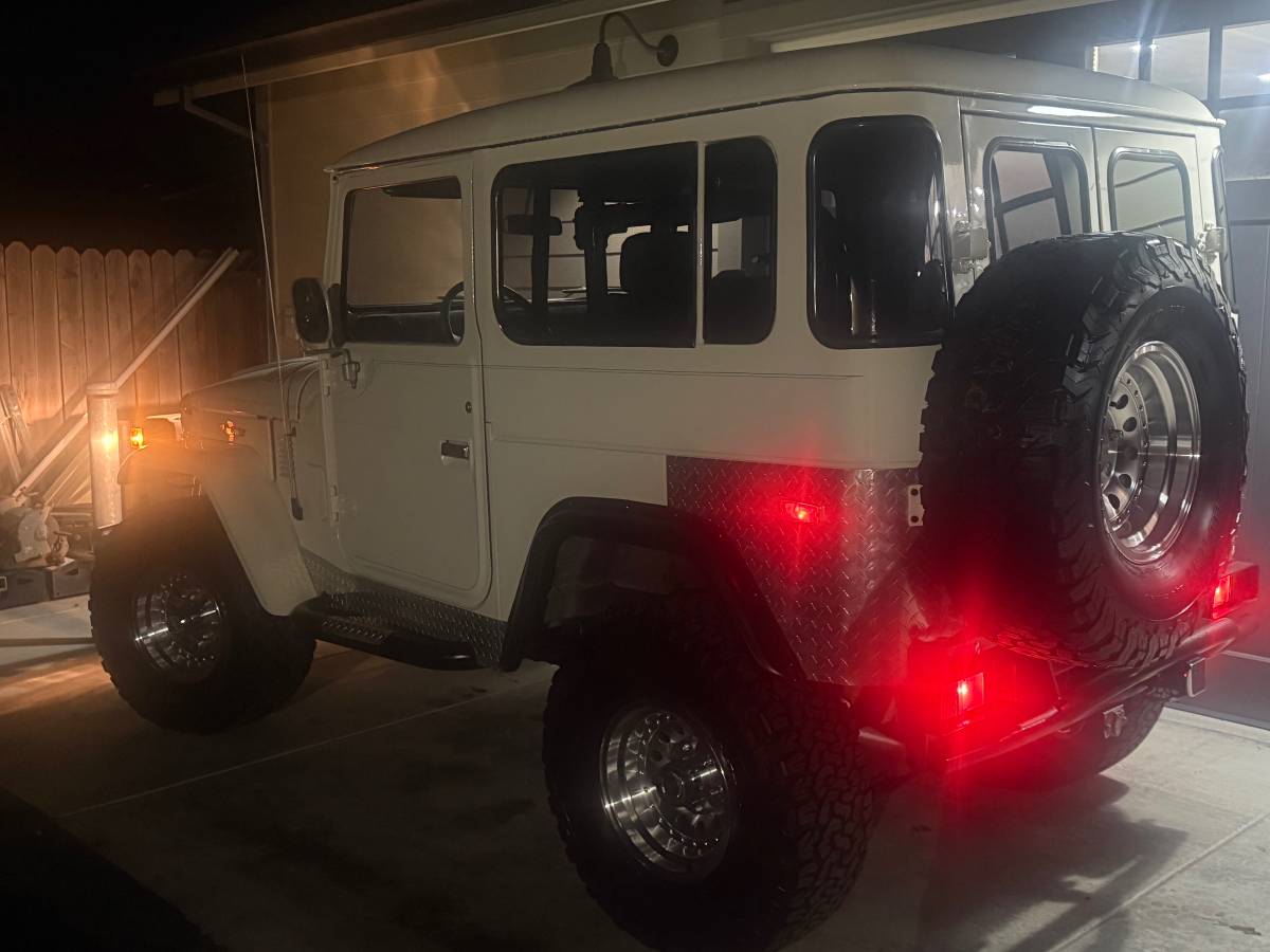 Toyota-fj40-1977-white-16