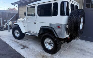 Toyota-fj40-1977-white-4