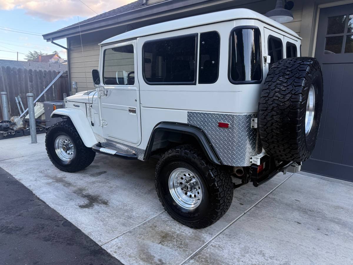 Toyota-fj40-1977-white-4