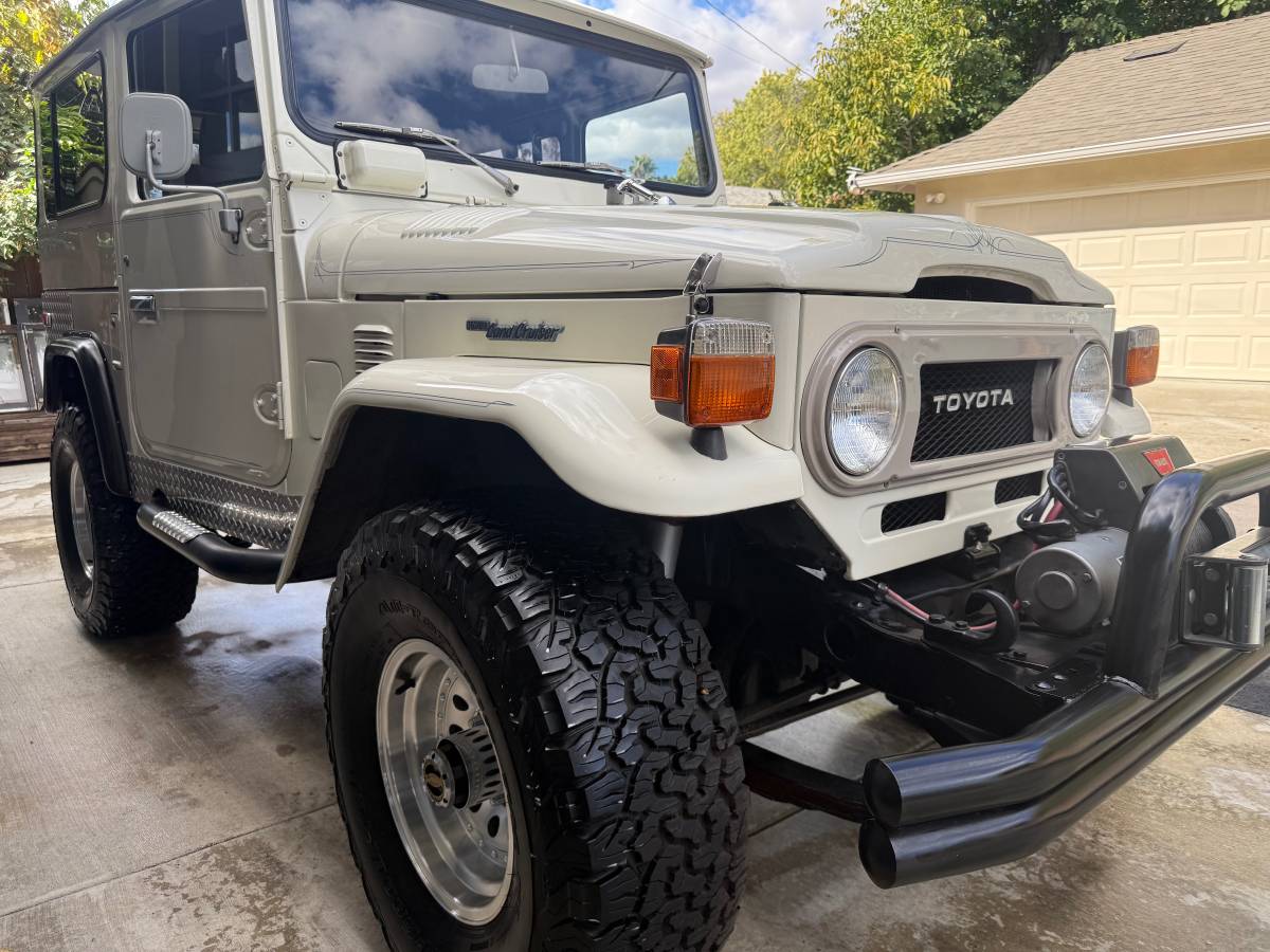 Toyota-fj40-1977-white-7