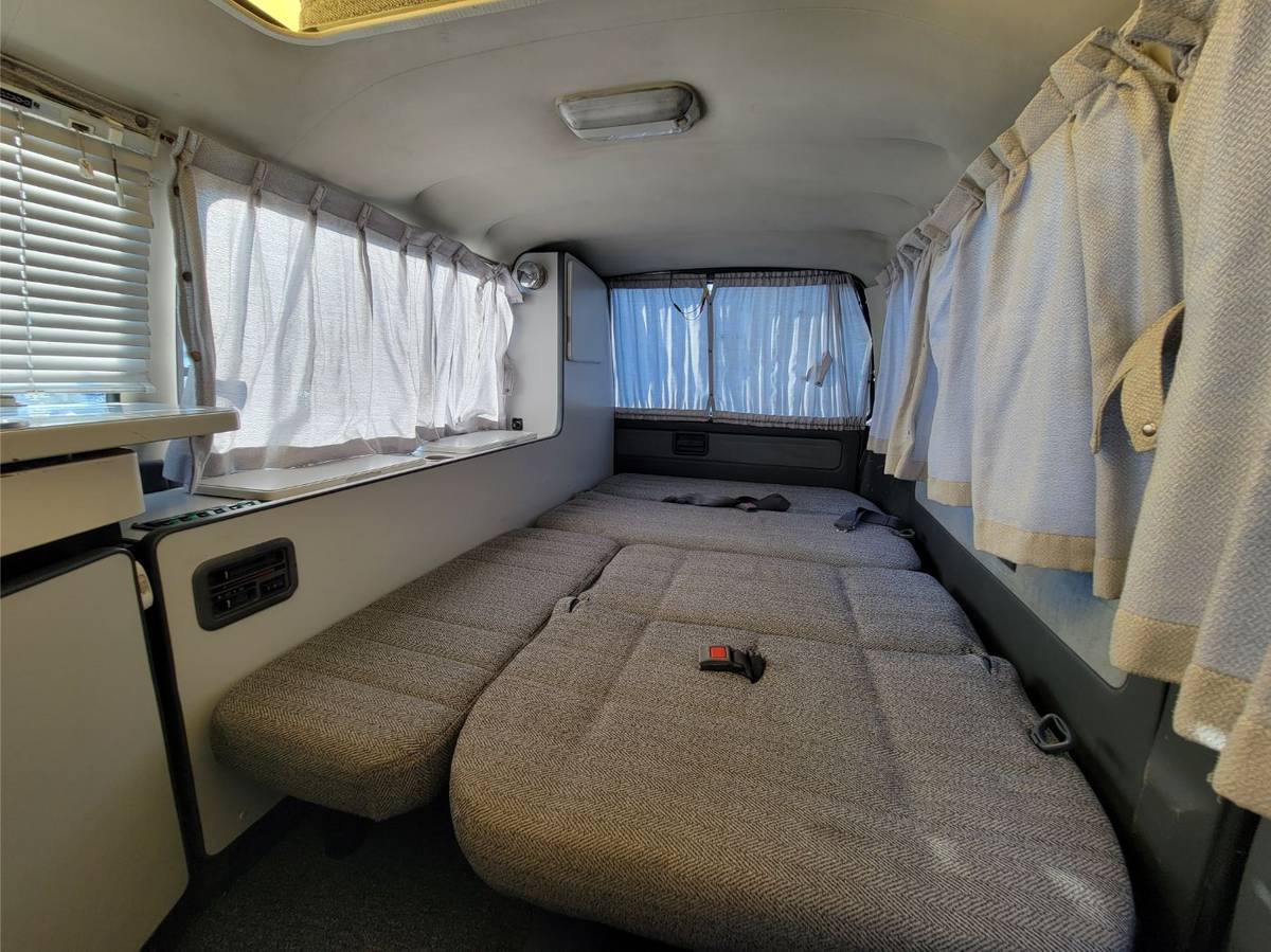 Toyota-hiace-van-diesel-1990-blue-8