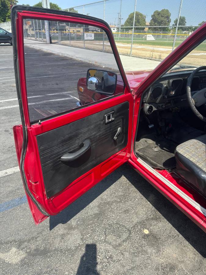 Toyota-hilux-truck-1972-red-12
