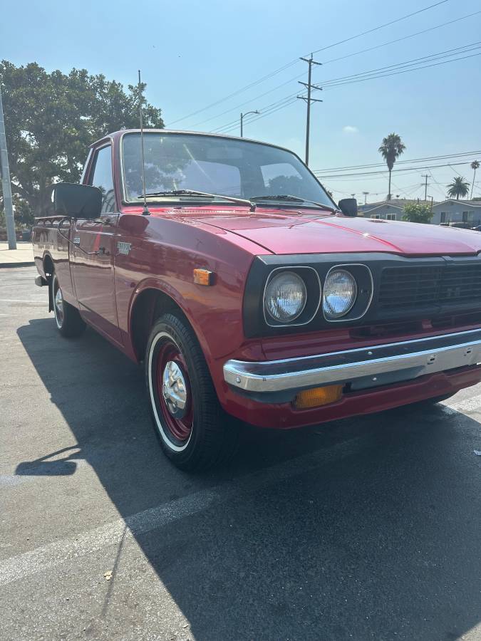 Toyota-hilux-truck-1972-red-3