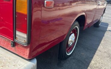 Toyota-hilux-truck-1972-red-4