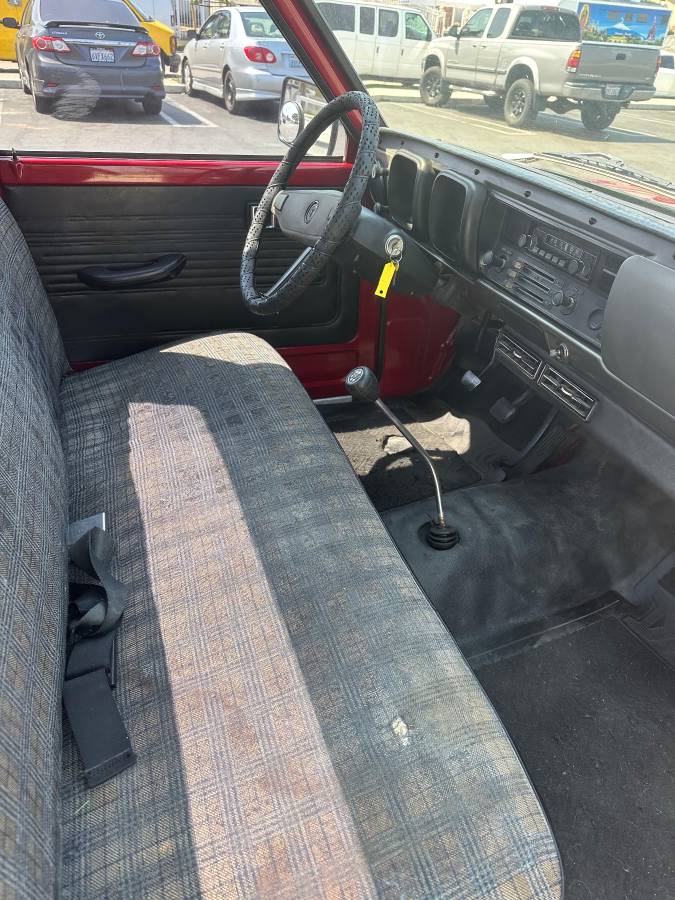 Toyota-hilux-truck-1972-red-9