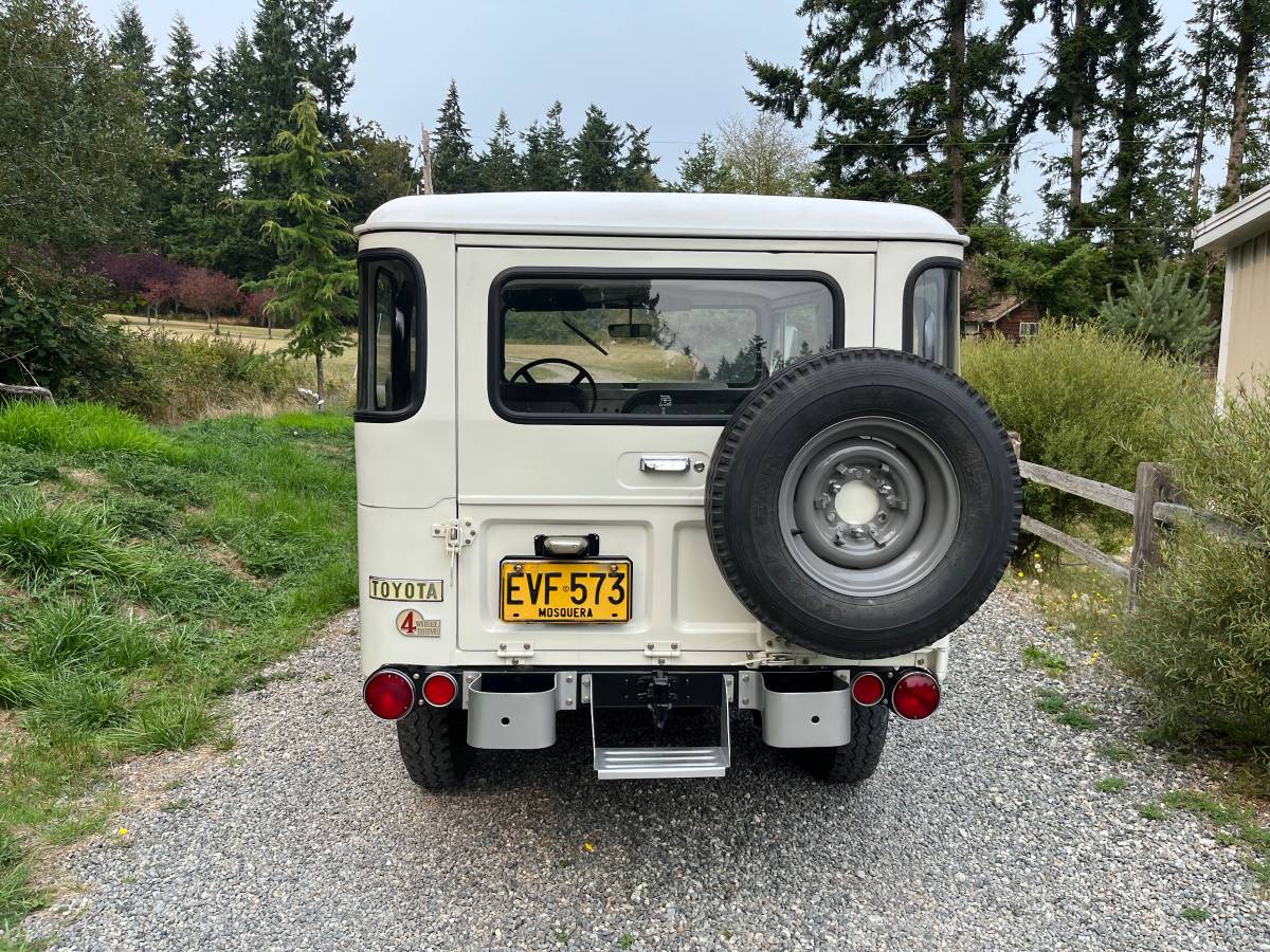 Toyota-land-cruiser-1973-white-2