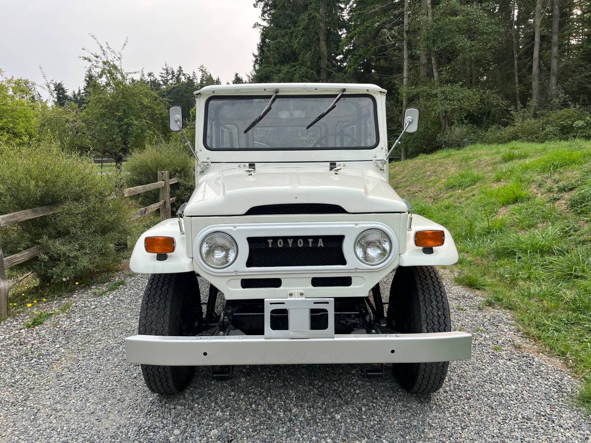 Toyota-land-cruiser-1973-white-3