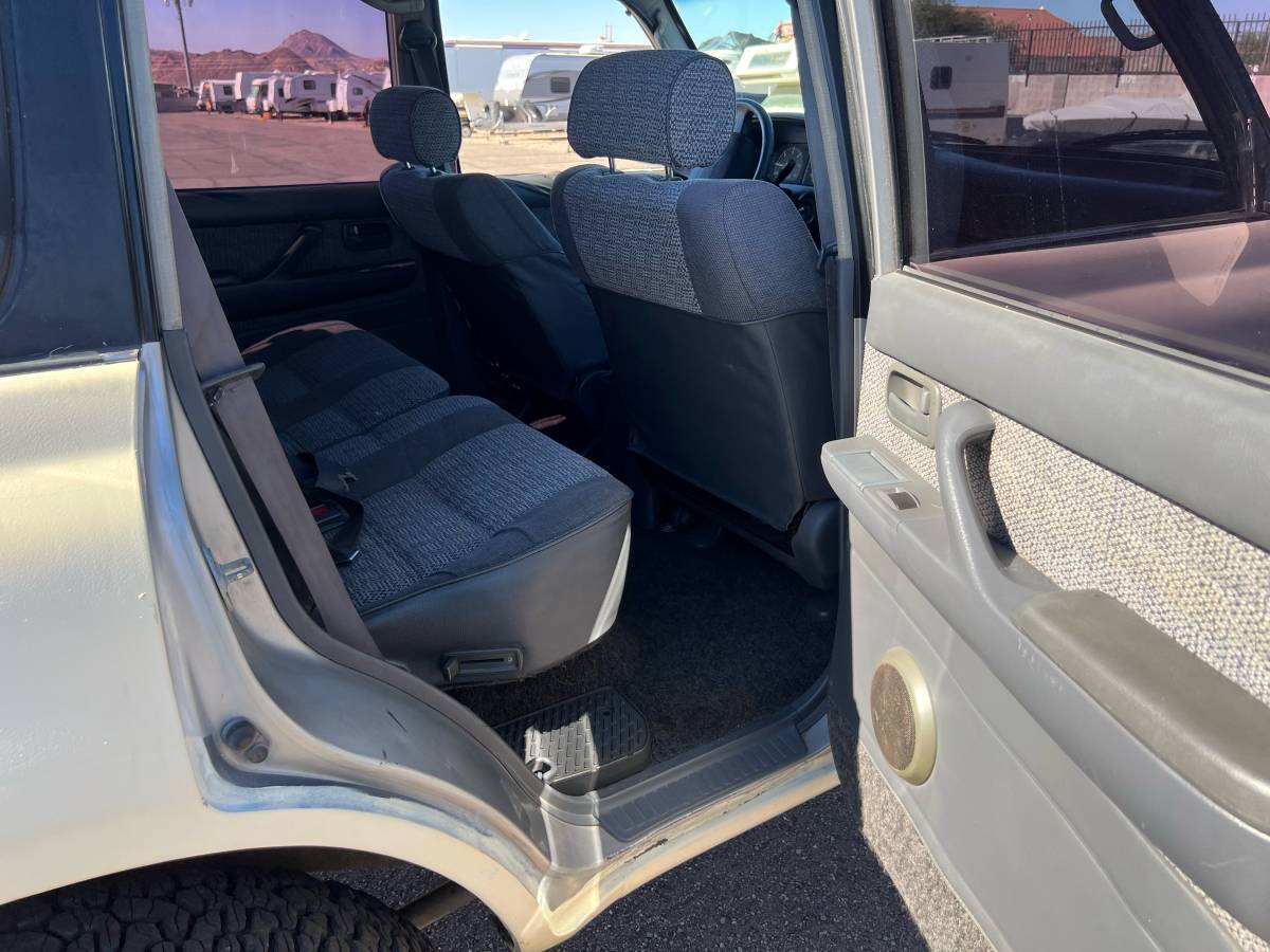 Toyota-land-cruiser-1991-white-2
