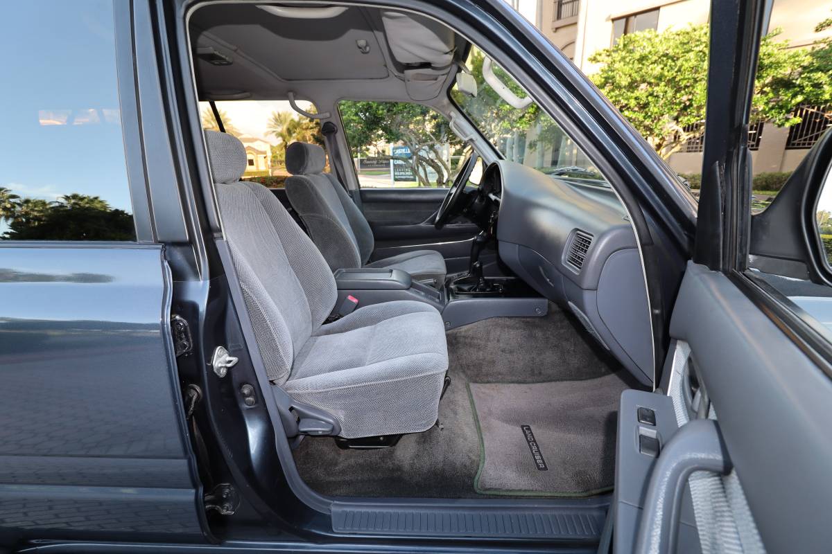 Toyota-land-cruiser-1994-grey-1