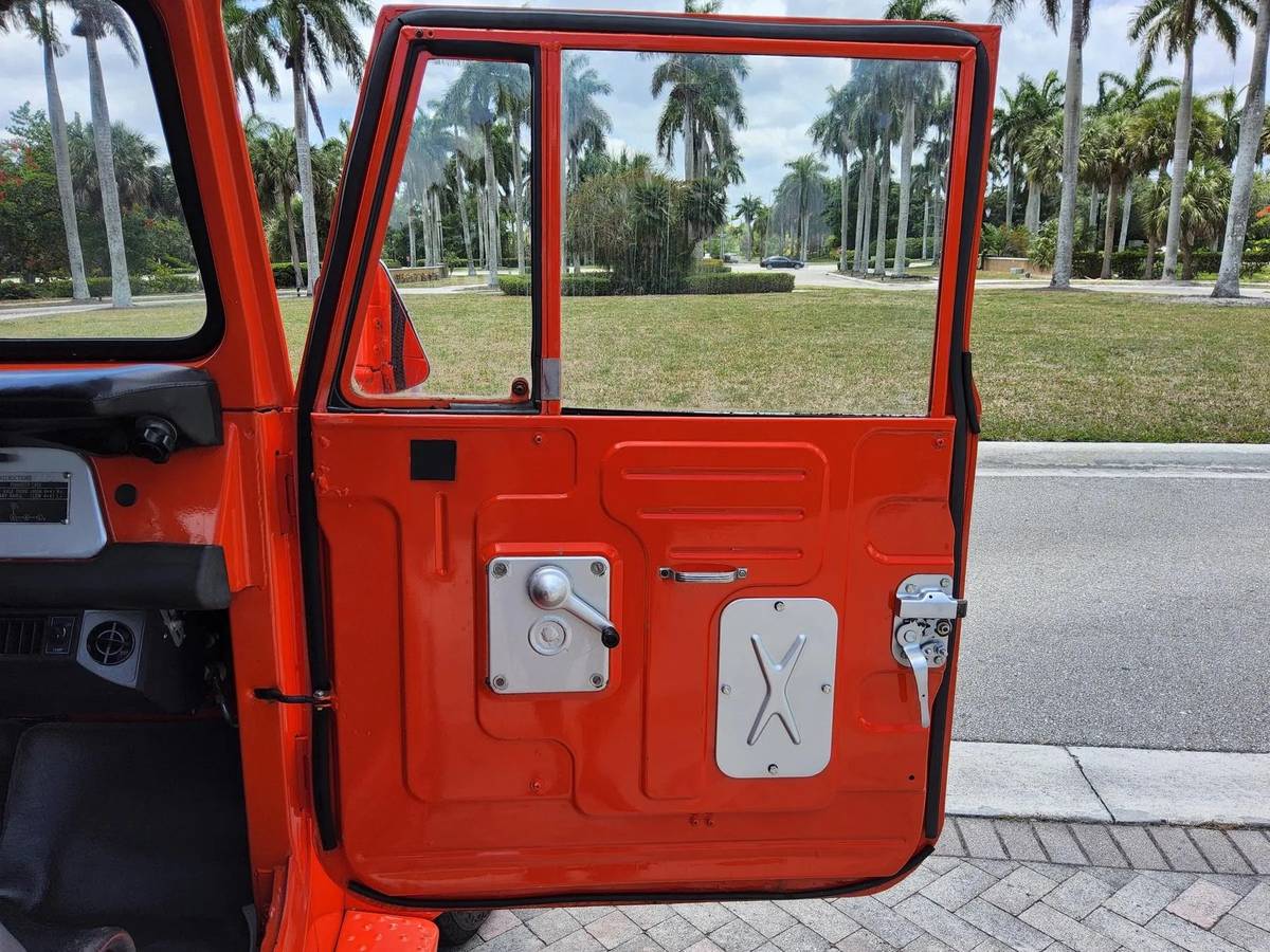 Toyota-land-cruiser-fj40-1972-red-14