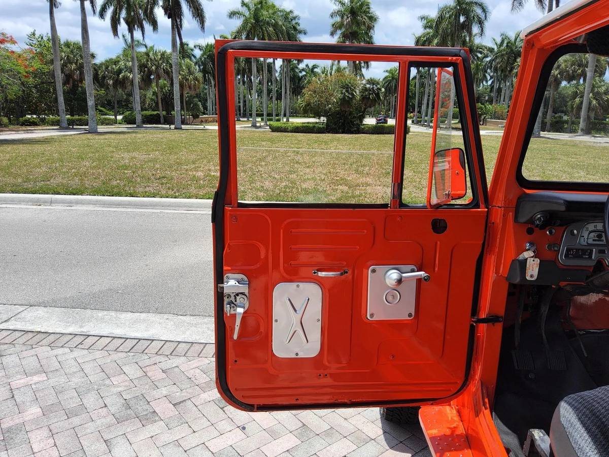 Toyota-land-cruiser-fj40-1972-red-17
