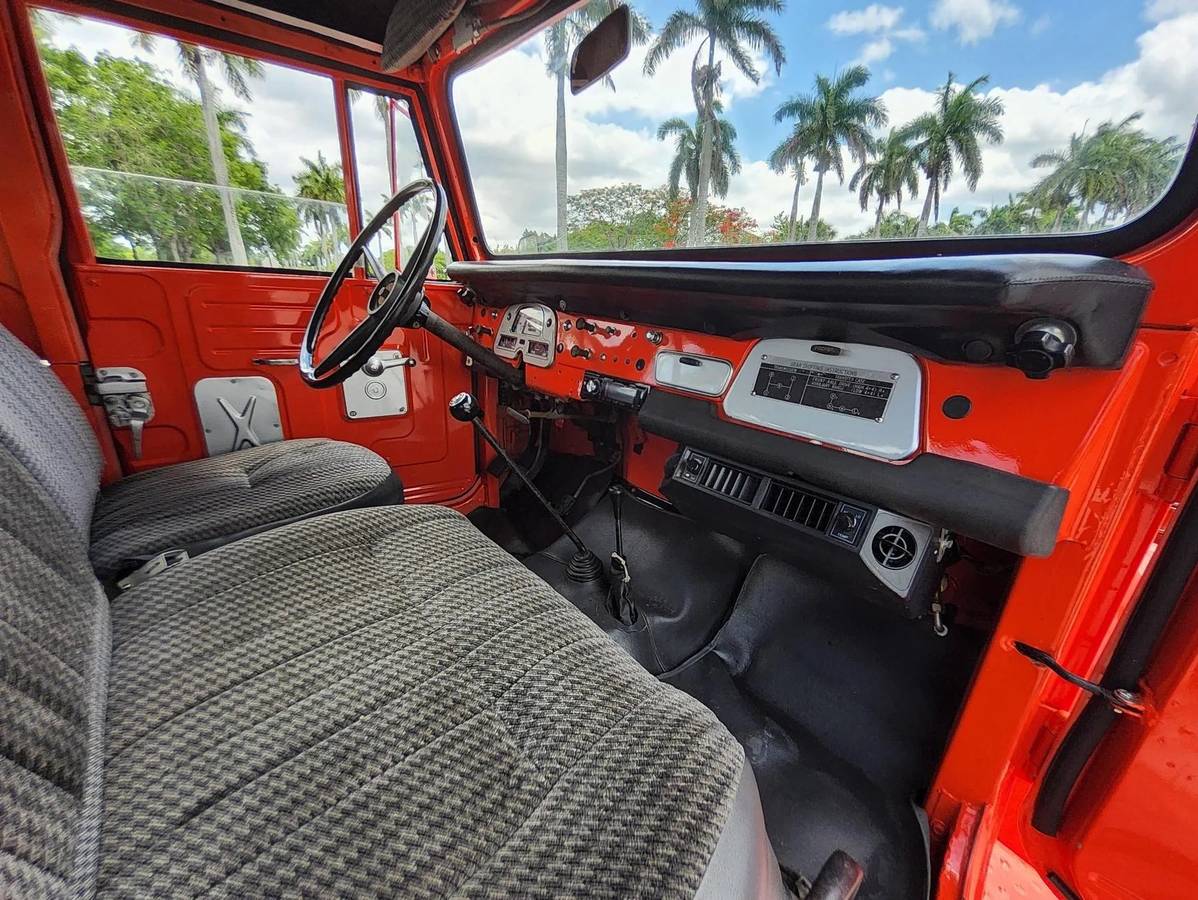 Toyota-land-cruiser-fj40-1972-red-7