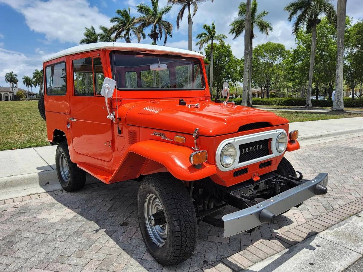 Toyota-land-cruiser-fj40-1972-red