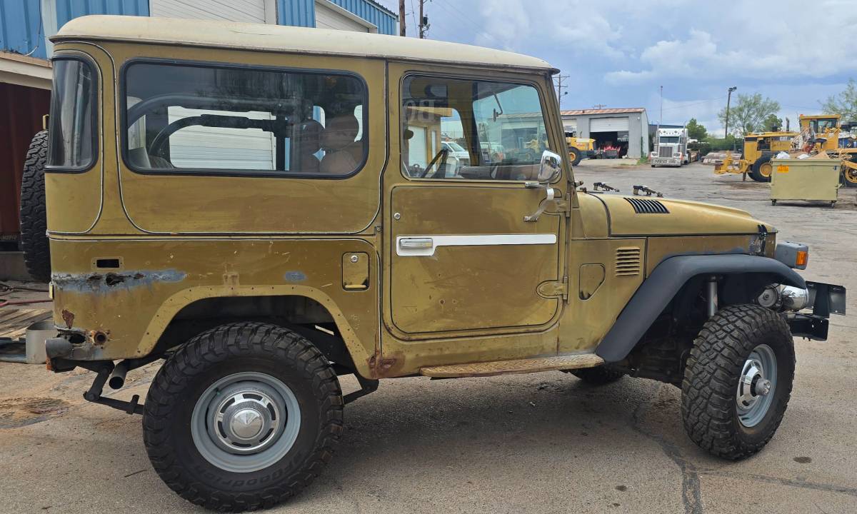 Toyota-land-cruiser-fj40-1975-green-1