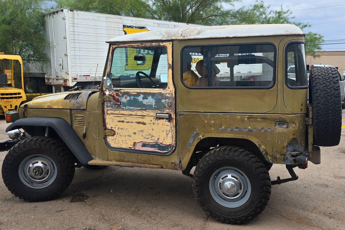 Toyota-land-cruiser-fj40-1975-green