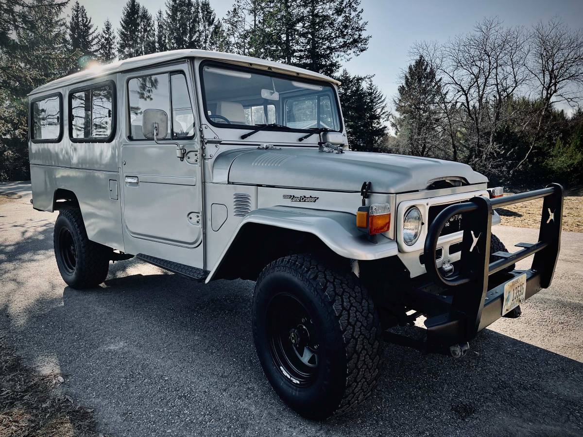 Toyota-land-cruiser-hj45-troop-carrier-1980-3