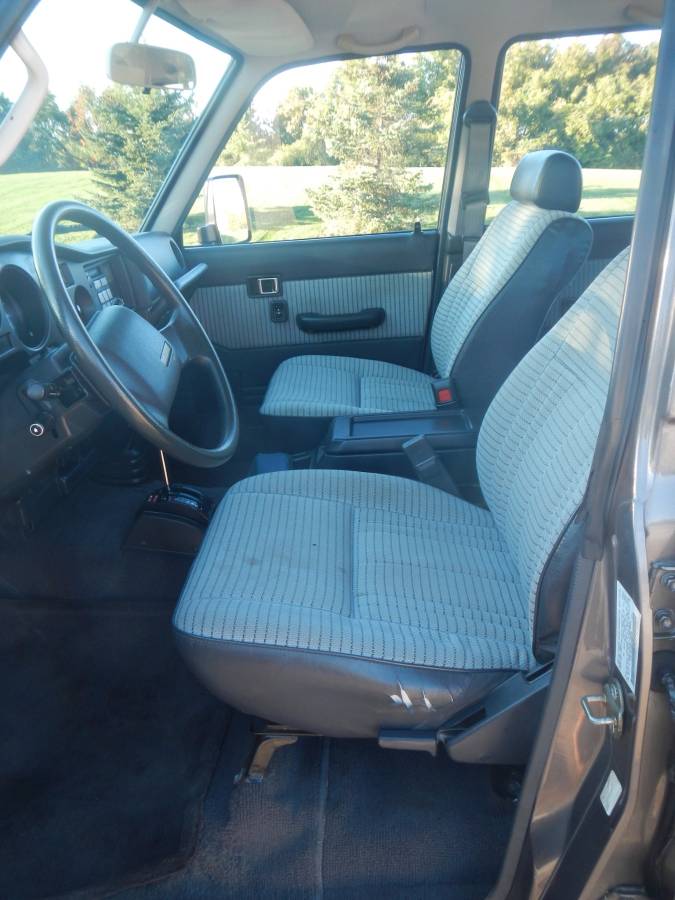 Toyota-landcruiser-1989-grey