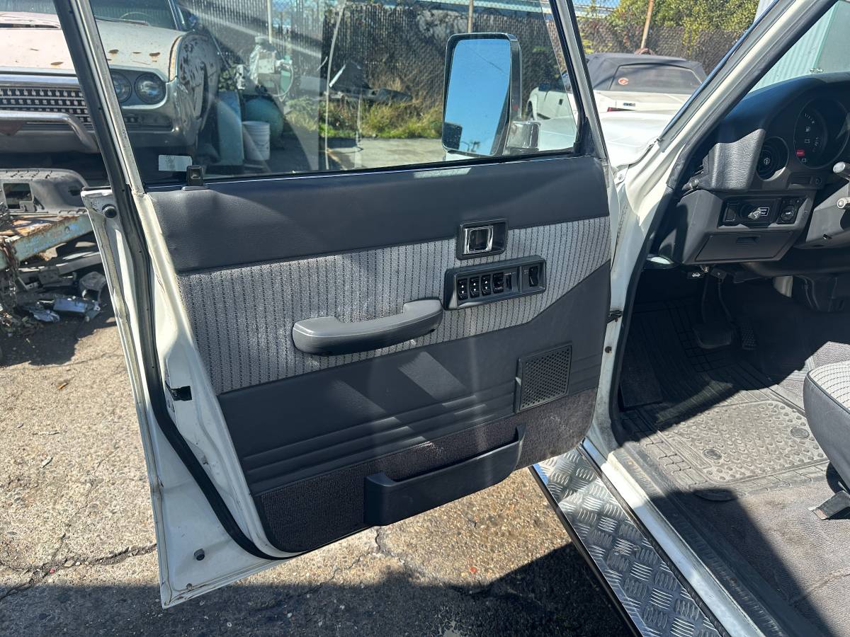 Toyota-landcruiser-1990-white-1