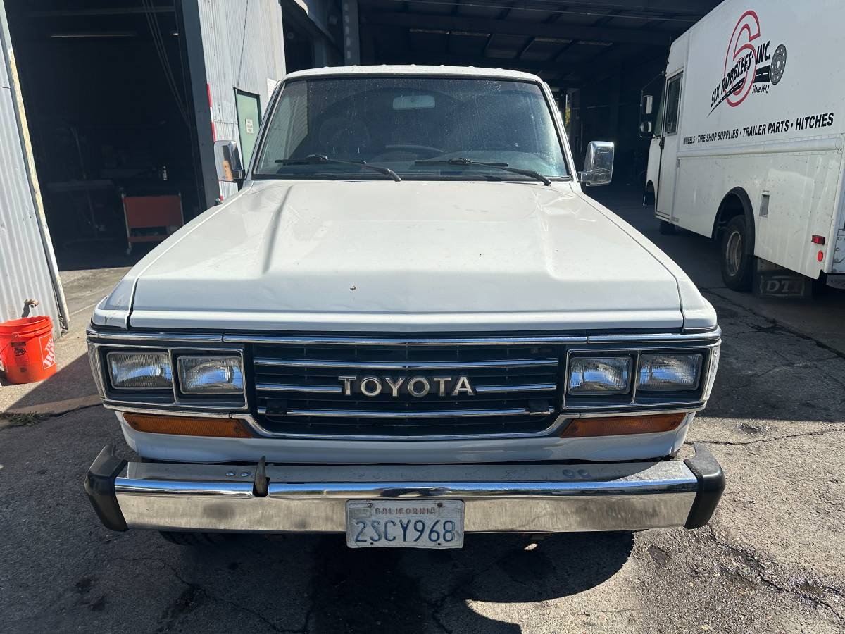 Toyota-landcruiser-1990-white-2