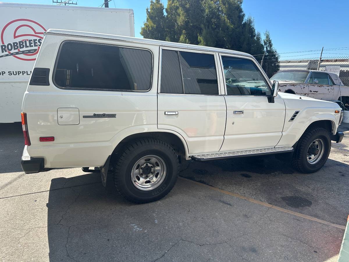 Toyota-landcruiser-1990-white-8