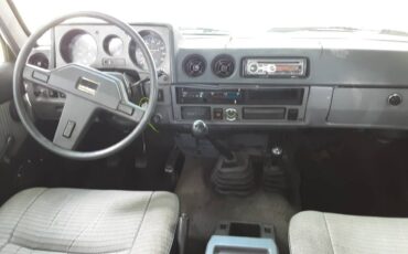 Toyota-landcruiser-hj60-diesel-1987-white-5