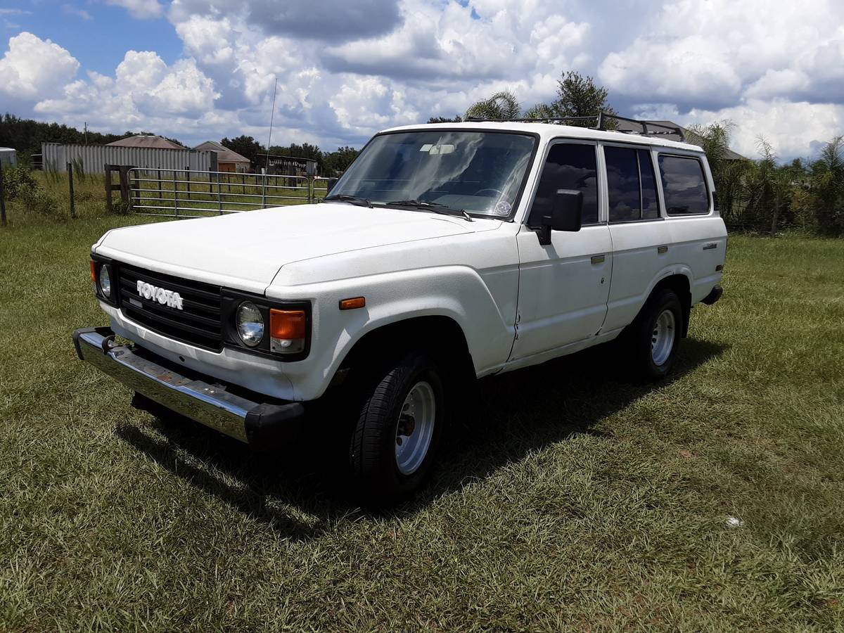 Toyota-landcruiser-hj60-diesel-1987-white