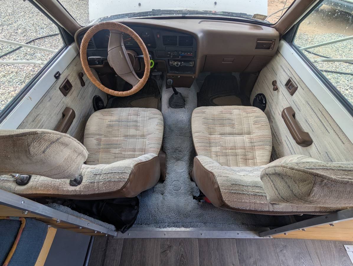 Toyota-motorhome-1989-10