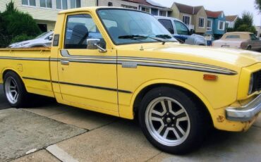 Toyota-pick-up-1975-yellow-2